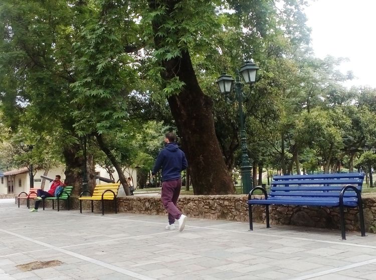 Πράσινα, κόκκινα, κίτρινα, μπλε... παγκάκια