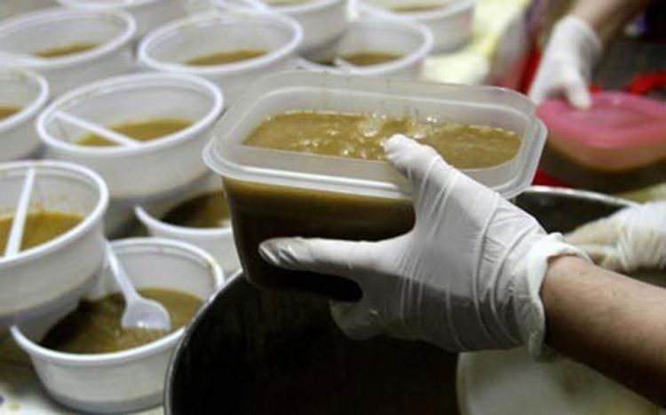 Ένα κεσεδάκι φακές και μια φέτα ψωμί dhmhtriadhs