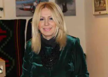 ΒΗΜΑ...τίζοντας: Αέρα ανανέωσης ετοιμάζεται να σκορπίσει η Έφη Παπαδοπούλου – Μπίσμπα sxolio_mpismspa