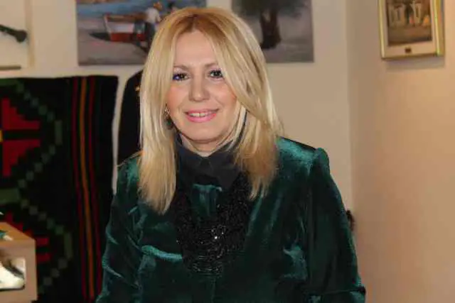 ΒΗΜΑ...τίζοντας: Αέρα ανανέωσης ετοιμάζεται να σκορπίσει η Έφη Παπαδοπούλου – Μπίσμπα sxolio_mpismspa