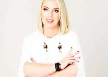 ΒΗΜΑ...τίζοντας: Μια δυναμική γυναίκα, η Έλλη Νανίτσου, στο πλευρό του Κώστα Κουκοδήμου sxolio_nanitsoy