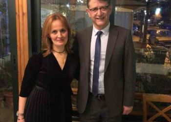 ΒΗΜΑ...τίζοντας: Η δραστήρια Ντίνα Κοντούλη υποψήφια δημοτική σύμβουλος Αιγινίου με τον Βαγγέλη Λαγδάρη sxolio_ntina_kontoyli