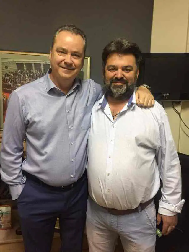 ΒΗΜΑ...τίζοντας: Ο Γιάννης Συμεωνίδης δώρισε φορεσιές ανεκτίμητης άξιας στον σύλλογο Θεσσαλών «Γεώργιος Καραϊσκάκης» sxolio_symeonidi