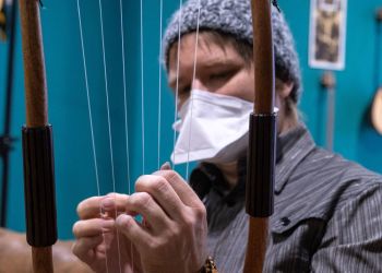 Αμερικανός φοιτητής, λάτρης της Ελλάδας, μαθαίνει αρχαία λύρα