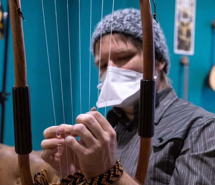 Αμερικανός φοιτητής, λάτρης της Ελλάδας, μαθαίνει αρχαία λύρα Αμερικανός φοιτητής, λάτρης της Ελλάδας, μαθαίνει αρχαία λύρα