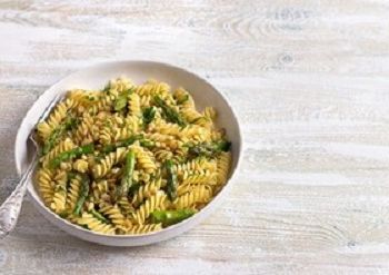 Ζυμαρικά με σάλτσα λεμονιού και σπαράγγια