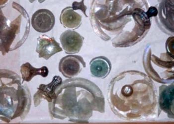 Θρύψαλα από γυαλιά που βρέθηκαν εδώ και δεκαετίες σε ανασκαφές από τη Θεσσαλονίκη