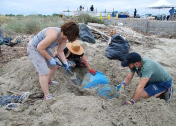 Απομακρύνθηκε χθες  1,5 τόνος πλαστικών από την παραλία της Αλυκής Κίτρους
