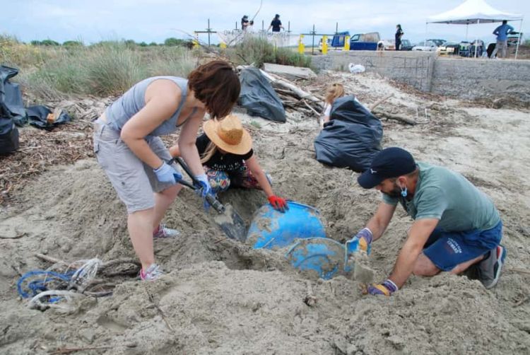Απομακρύνθηκε χθες  1,5 τόνος πλαστικών από την παραλία της Αλυκής Κίτρους