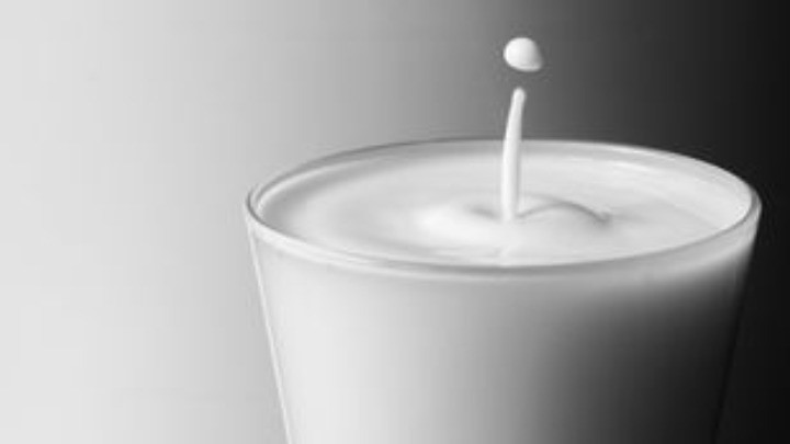 Η συχνή κατανάλωση γάλακτος δεν αυξάνει τη χοληστερίνη, μάλλον τη μειώνει