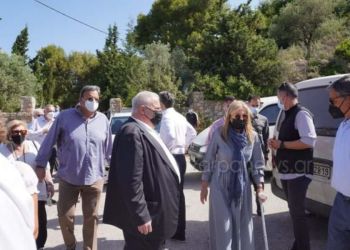 Με πατερίτσα η Μαρέβα στο μνημόσυνο του Κωνσταντίνου Μητσοτάκη – Τι συνέβη στη σύζυγο του Πρωθυπουργού