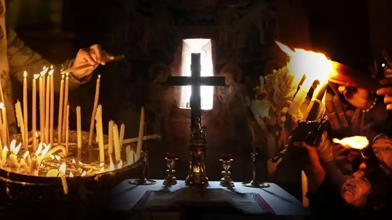 Ανάσταση: Χριστός Ανέστη ακούστηκε στις εκκλησίες σε όλη την Ελλάδα