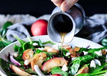 Πανεύκολη και υγιεινή σαλάτα με σπανάκι και μήλο