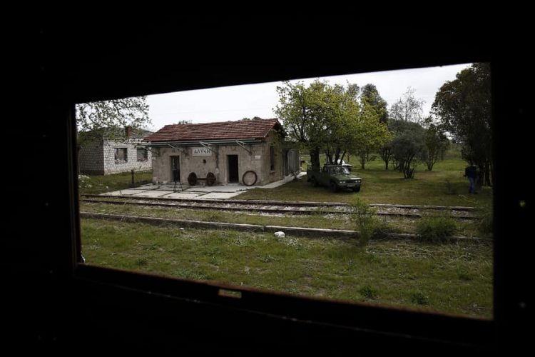 Πιερία: Ξεχασμένος σιδηροδρομικός σταθμός και 7 βαγόνια μετατρέπονται σε οικολογική τουριστική μονάδα