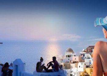 Οι πλούσιοι παίρνουν τα γιωτ και ταξιδεύουν στην Ελλάδα