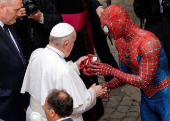 Ο Πάπας Φραγκίσκος συνάντησε τον Spider Man