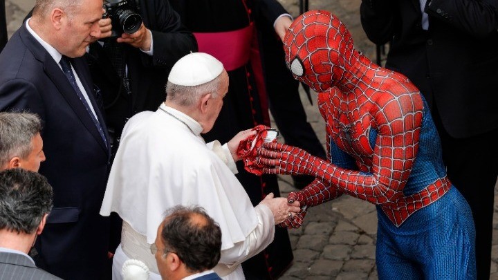 Ο Πάπας Φραγκίσκος Συνάντησε Τον Spider Man