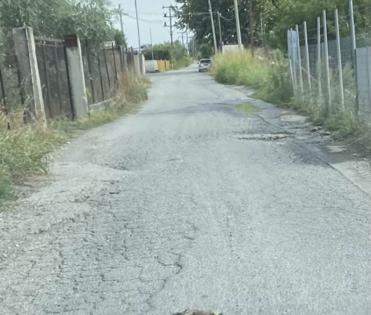 Βομβαρδισμένο τοπίο θυμίζει ο παράλληλος δρόμος της Παλιάς Εθνικής Οδού