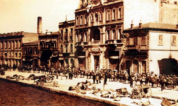 «Η Σμύρνη μάνα καίγεται» – Ο ματωμένος Αύγουστος του 1922 και η Μικρασιατική Καταστροφή