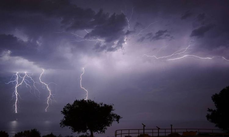 Καιρός – Έκτακτο δελτίο επιδείνωσης: Καταιγίδες, χαλαζοπτώσεις και πολύ ισχυροί άνεμοι