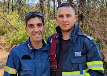 Έλληνας πυροσβέστης έδωσε τη γαλανόλευκη σε ρουμάνο συνάδελφό του