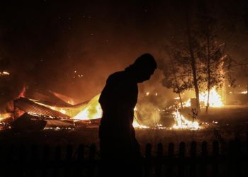 Φωτιές Στην Αττική – Συνεχείς Αναζωπυρώσεις Και Ολονύχτια Μάχη Σε Τρία Μέτωπα