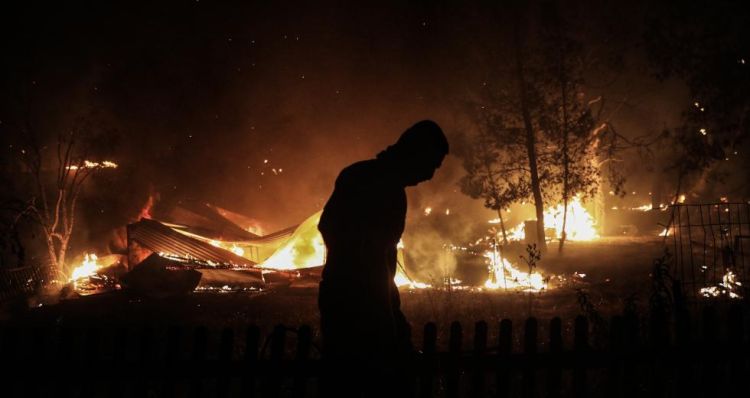 Φωτιές στην Αττική – Συνεχείς αναζωπυρώσεις και ολονύχτια μάχη σε τρία μέτωπα