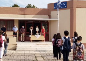 Η βουλευτής Πιερίας κ. Άννα Μάνη Παπαδημητρίου στο Γυμνάσιο Μακρυγιάλου στον καθιερωμένο αγιασμό για τη νέα σχολική χρονιά