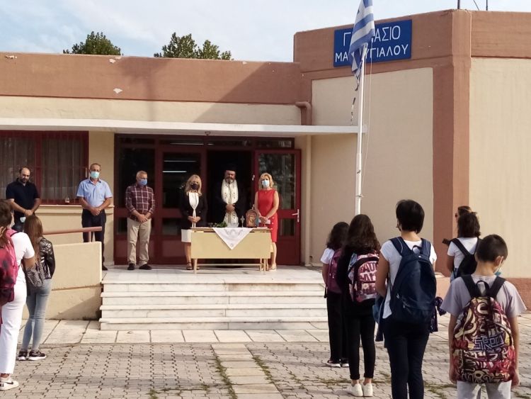 Η βουλευτής Πιερίας κ. Άννα Μάνη Παπαδημητρίου στο Γυμνάσιο Μακρυγιάλου στον καθιερωμένο αγιασμό για τη νέα σχολική χρονιά