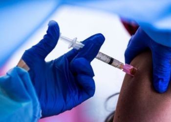 Υποχρεωτικός εμβολιασμός: «Πέλεκυς» και για ιδιώτες υγειονομικούς που δεν εμβολιάστηκαν – Νομοθετική ρύθμιση εντός της εβδομάδας