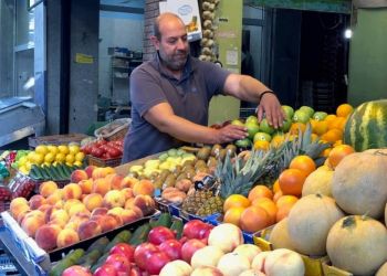 Θεσσαλονικιός μοιράζει φρούτα και λαχανικά σε άπορους