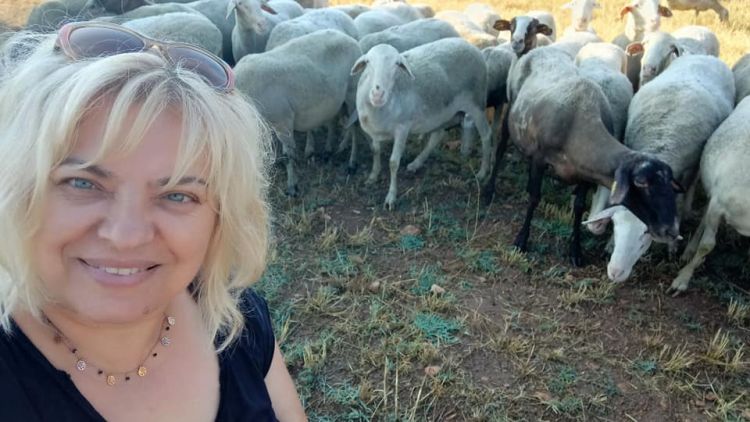 Η αγρότισσα – κτηνοτρόφος από τα Λεύκαρα Κοζάνης, Στέλλα Λάσπα με τα 700 πρόβατα…