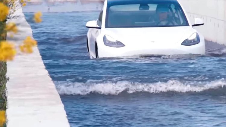 Μπορεί ένα ηλεκτρικό αυτοκίνητο να επιβιώσει σε πλημμύρα; (video)