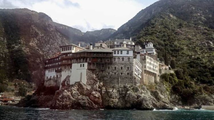 Άγιο Όρος: Πάνω από 40 μοναχοί νοσούν – Μένουν κλεισμένοι στα κελιά τους