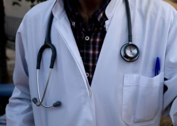 Ιστορία Σοκ: Αρνητής γιατρός στη Λαμία έπεισε την οικογένειά του να μην εμβολιαστεί