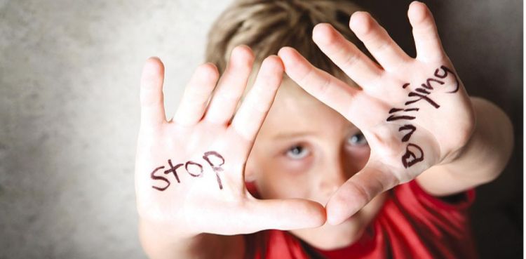 Με ξυλοκέρατα, «γουρουνοτροφές», παιδιά δεν μεγαλώνεις…