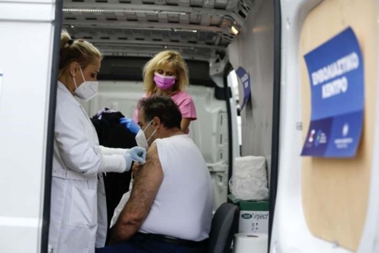 Πάνω από 7 εκατ. εμβολιάστηκαν με την πρώτη δόση