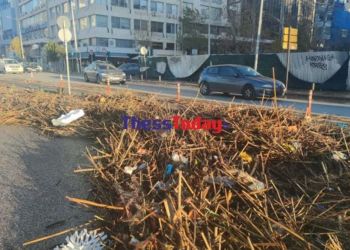 Θεσσαλονίκη: Ο δυνατός Βαρδάρης «ξέβρασε» τεράστιο όγκο σκουπιδιών στη Νέα Παραλία (video)