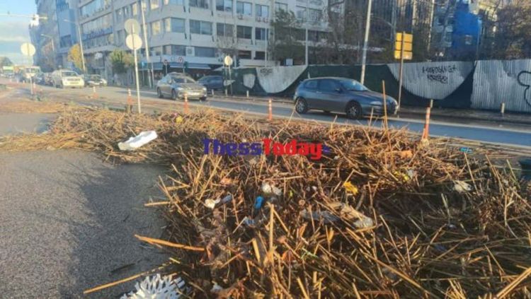 Θεσσαλονίκη: Ο δυνατός Βαρδάρης «ξέβρασε» τεράστιο όγκο σκουπιδιών στη Νέα Παραλία (video)