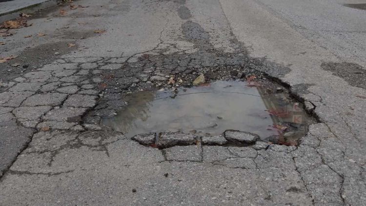 Δύο τεράστιες λακκούβες   καιροφυλακτούν…