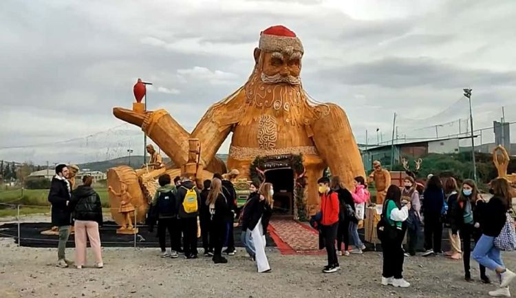 Πείτε τα κάλαντα με τον μεγαλύτερο ξύλινο Άγιο Βασίλη του κόσμου