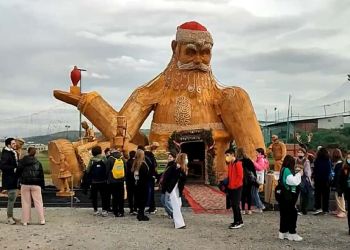 Ξύλινος Άγιος Βασίλης: Ο μεγαλύτερος του κόσμου στη Θεσσαλονίκη