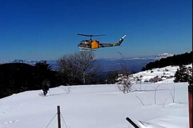 Ελικόπτερο  Απεγκλώβισε  Τους Αποκλεισμένους  Στο Καταφύγι Κοζάνης