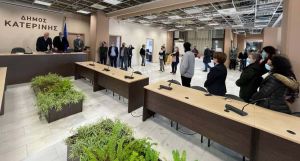 Η κοπή της πίτας διοίκησης & εργαζομένων στο Δημαρχείο Κατερίνης – Εορταστική ατμόσφαιρα, αισιοδοξία & ευχές για το 2022