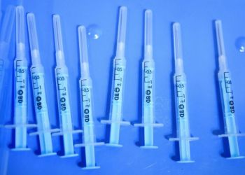 Κορoνοϊός: Πώς Τα Εμβόλια Μείωσαν Στο Μισό Θανάτους Και Νοσηλείες