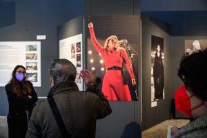 Πρώτες φωτογραφίες από τις δύο περιοδικές εκθέσεις που άνοιξαν σήμερα στην Τεχνόπολη Δήμου Αθηναίων