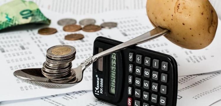 Ακρίβεια – Εξετάζονται νέα μέτρα: Μείωση ΦΠΑ, φόρου στα καύσιμα αλλά και έκτακτο επίδομα