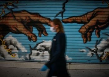 Η Όμικρον μάλλον θα φέρει το τέλος της έντονης φάσης – Θα συνεχιστεί η μείωση των θανάτων