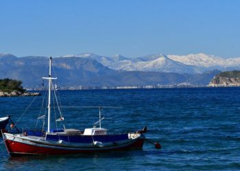 Καιρός σήμερα: Αίθριος με λίγες νεφώσεις και ασθενείς τοπικές βροχές