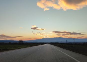 Καιρός σήμερα: Αίθριος με πρόσκαιρες νεφώσεις και ασθενείς τοπικές βροχές